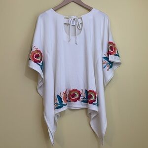 American Tourist | White Floral Embroidered Handkerchief Poncho Stretch Top M